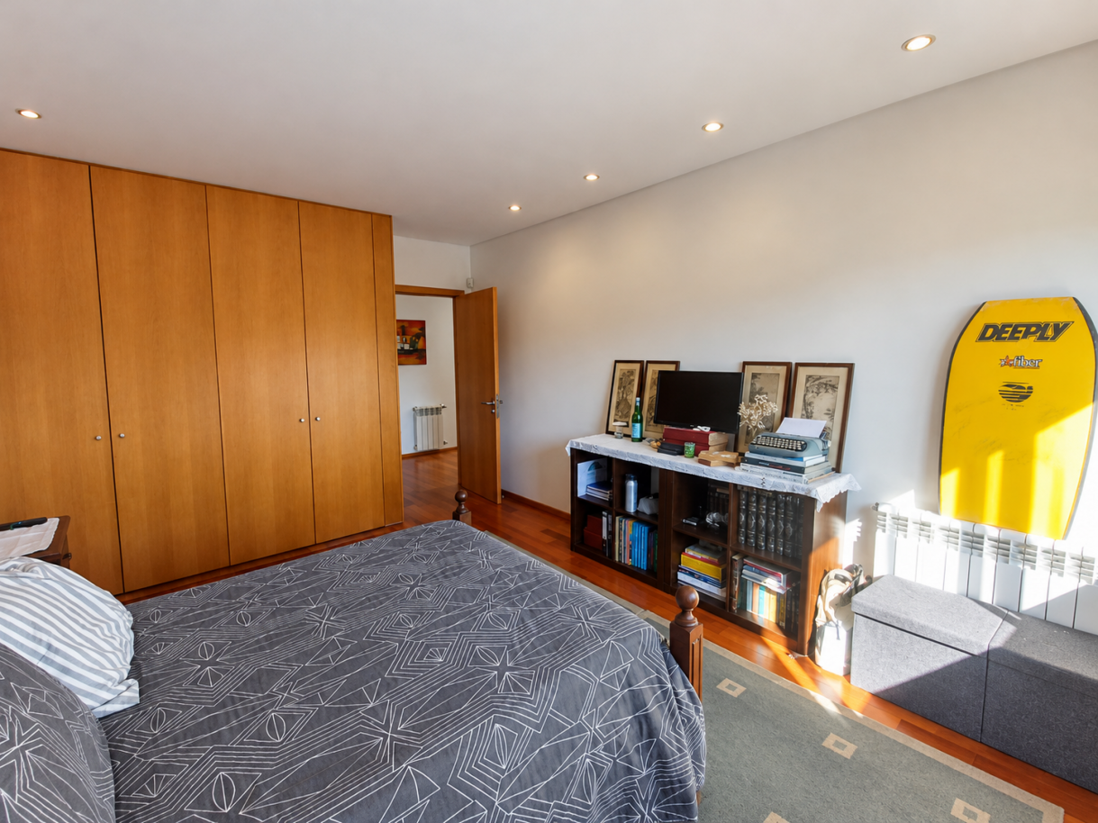 quarto-moderno-com-prancha-amarelapng