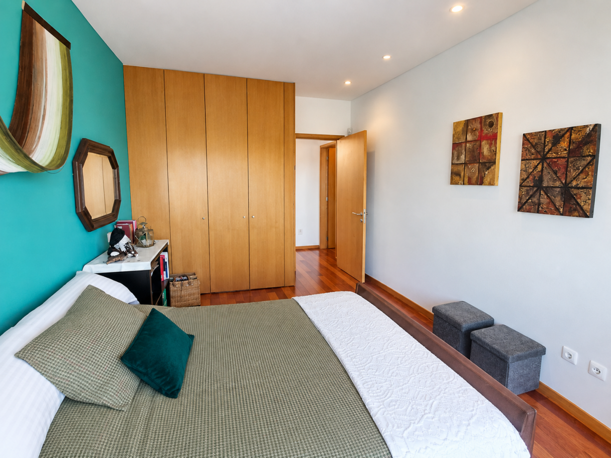 quarto-moderno-com-parede-turquesapng