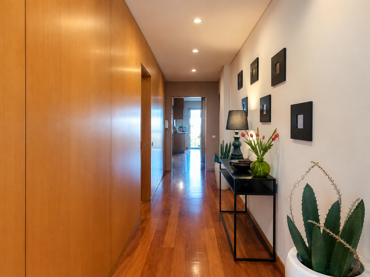 corredor-moderno-com-madeira-e-luzpng