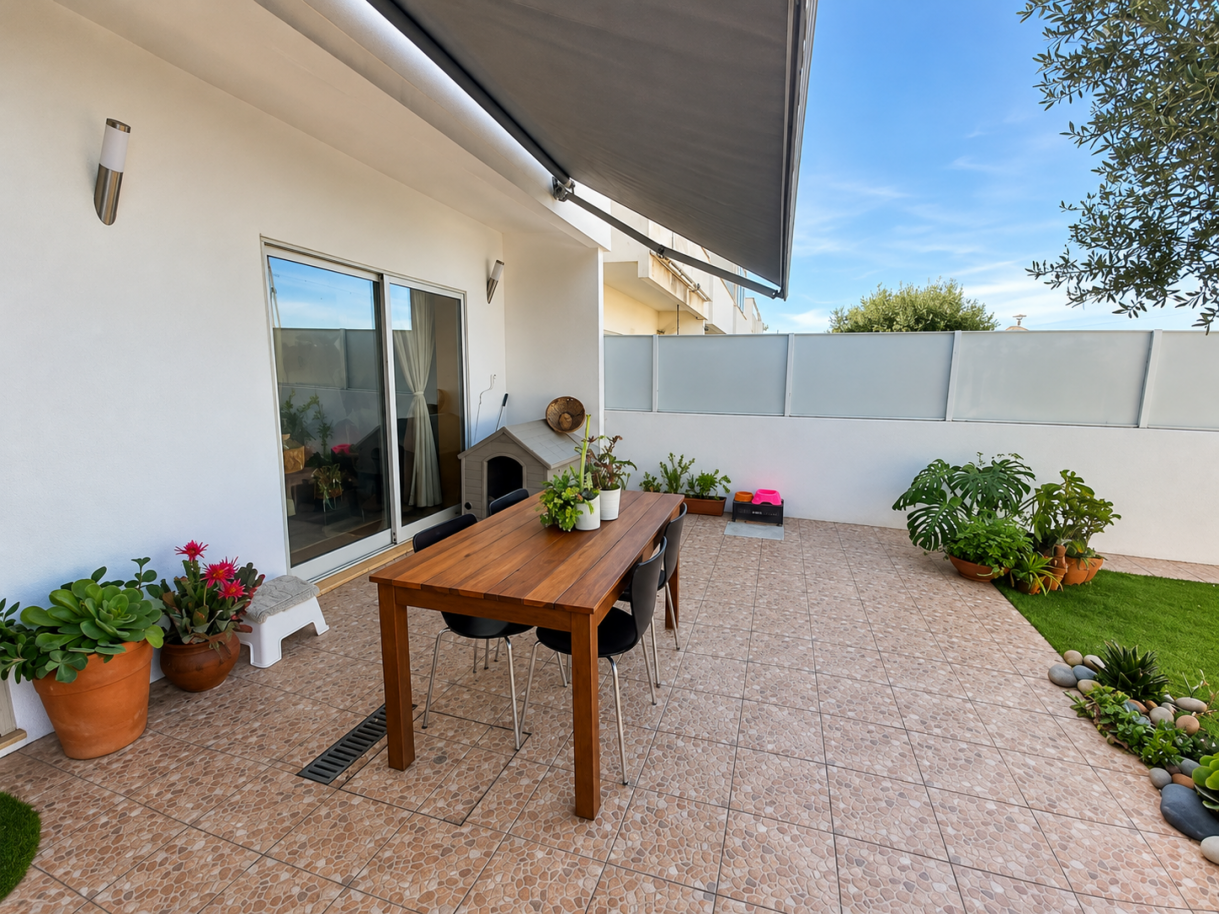 patio-moderno-com-mesa-e-plantaspng