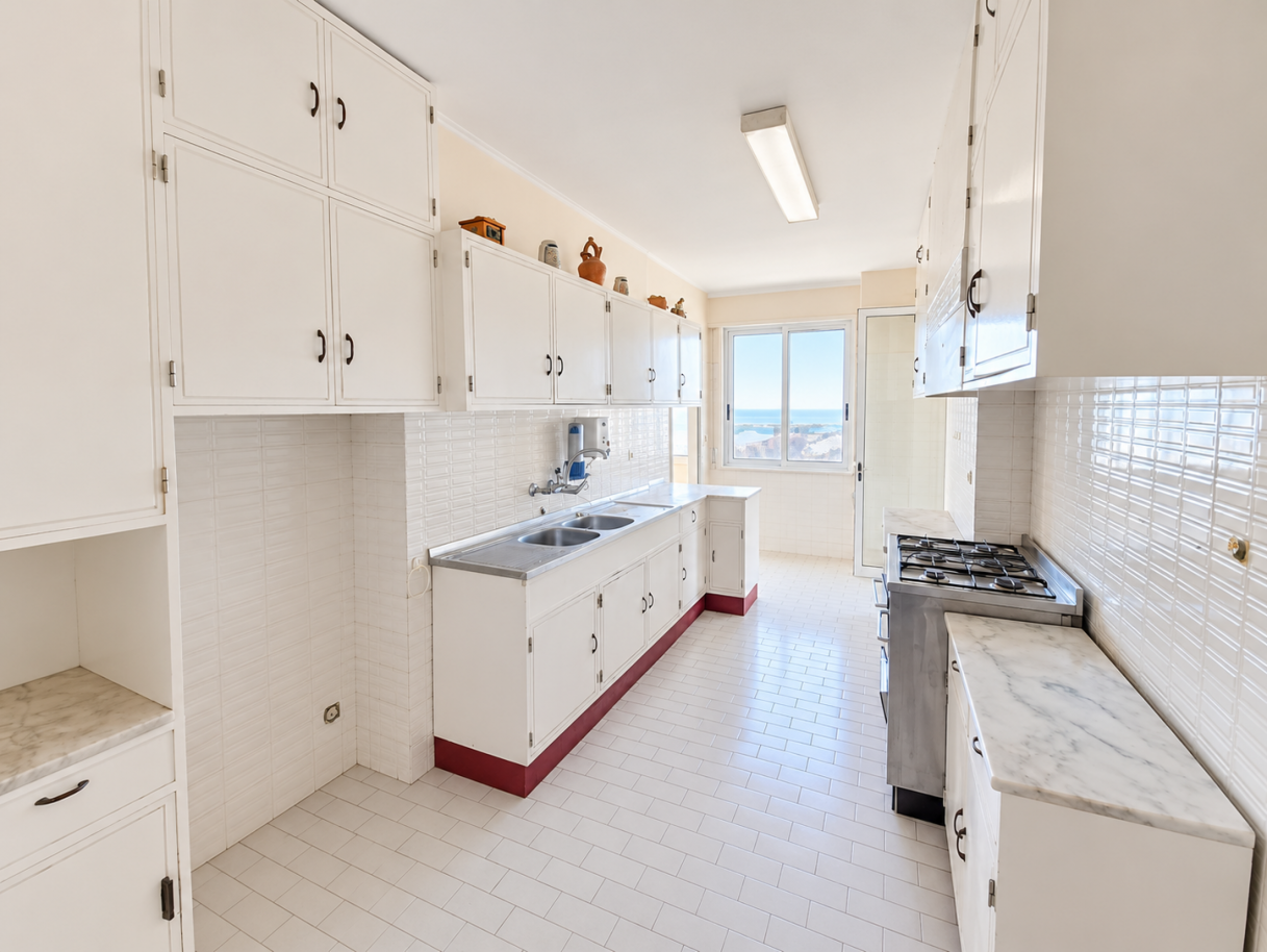 cozinha-estreita-com-vista-para-o-marpng