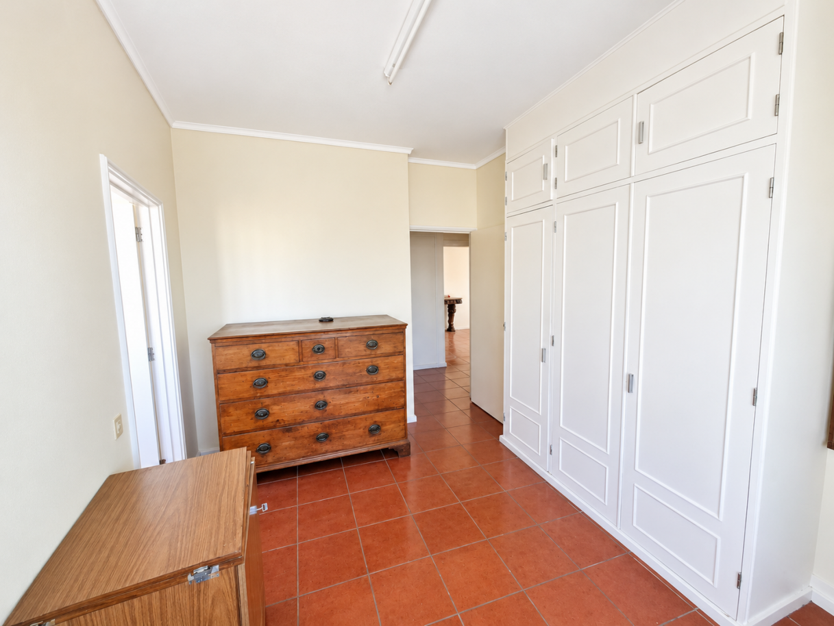 quarto-claro-com-mobiliario-vintagepng