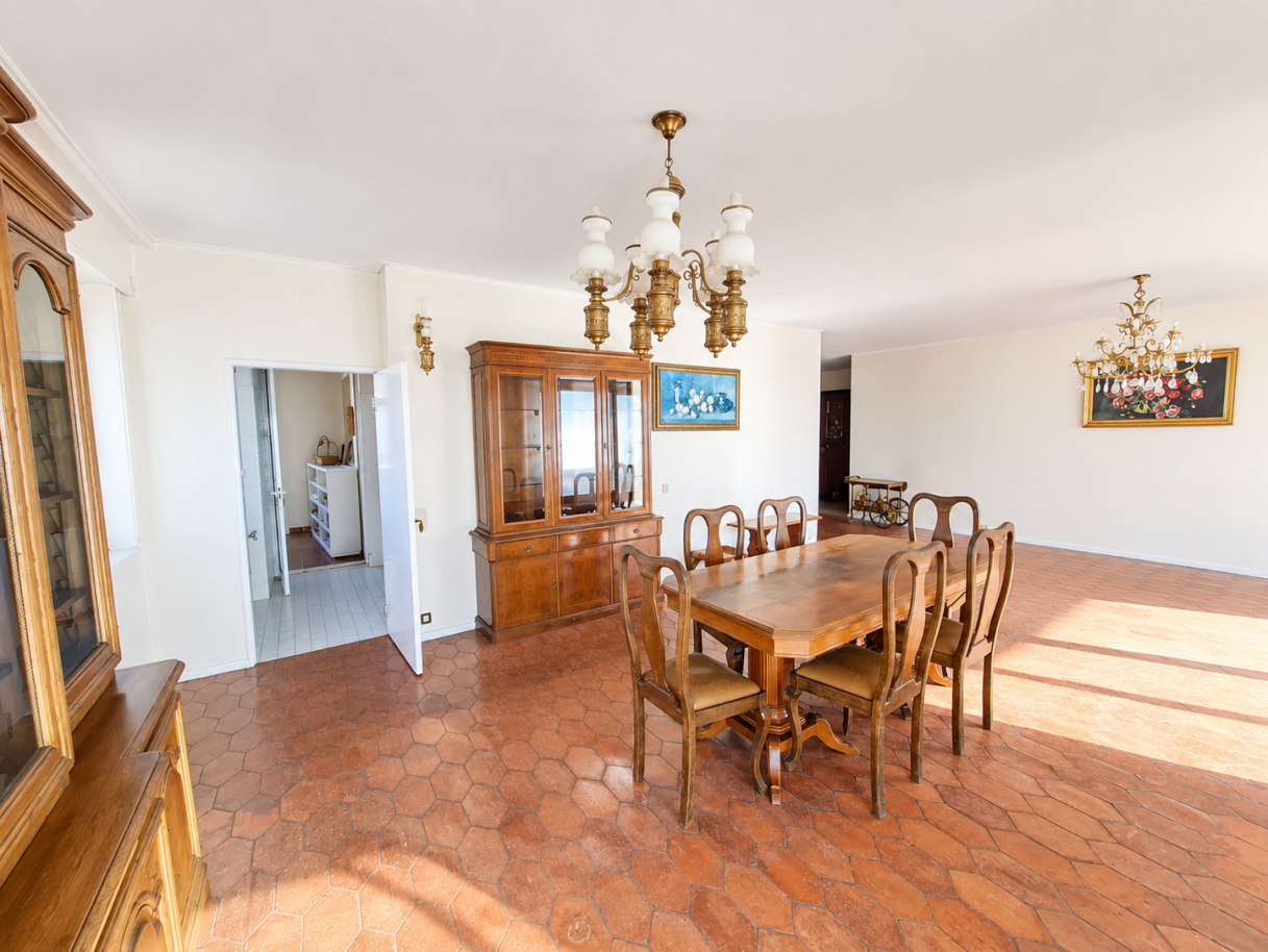 sala-de-jantar-classica-banhada-pelo-solpng