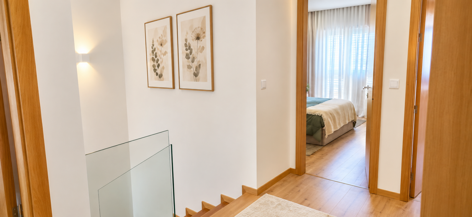 hall-de-madeira-com-quarto-luminosopng