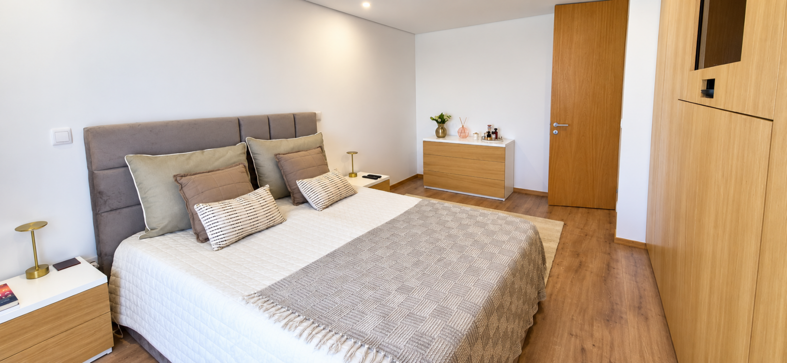 quarto-moderno-acolhedor-em-tons-neutrospng