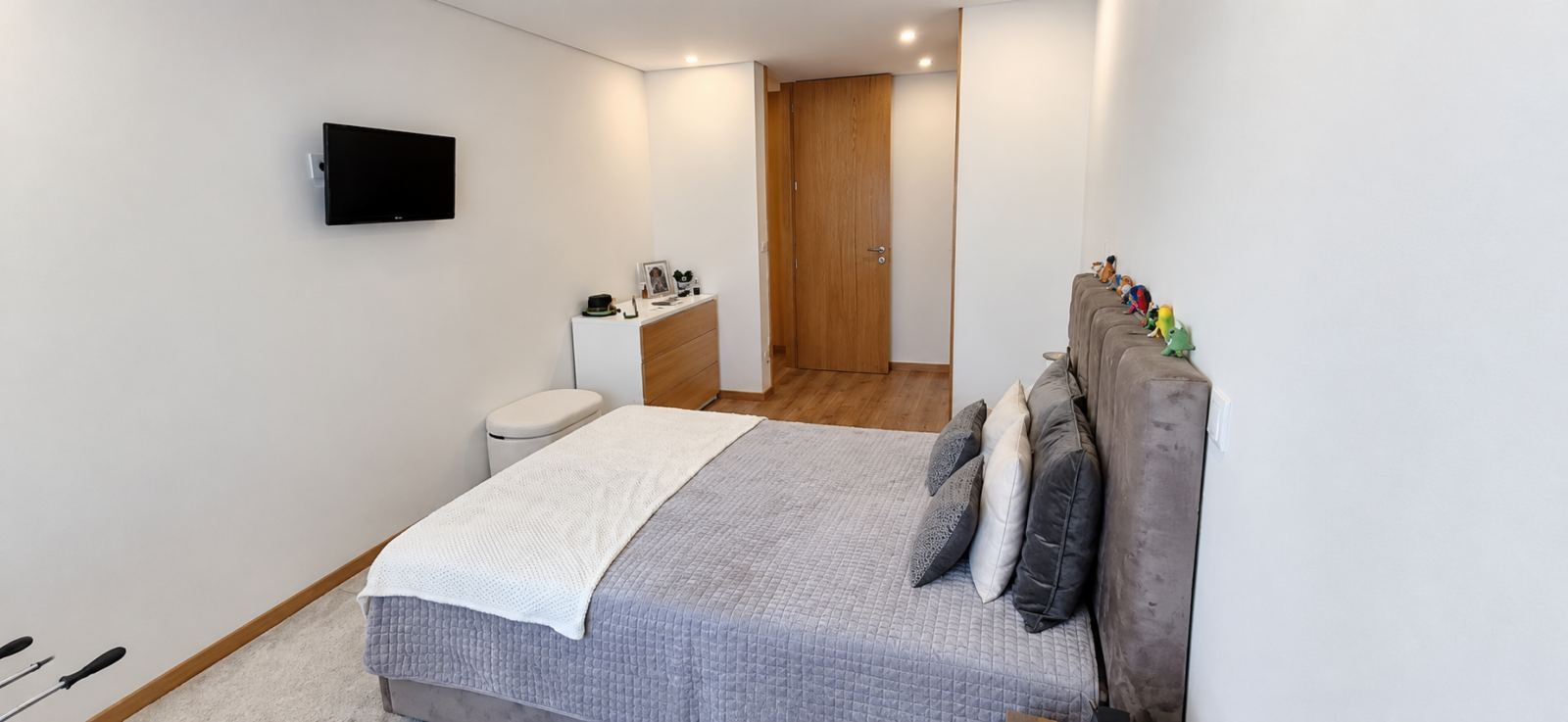 quarto-minimalista-com-cama-cinzentapng