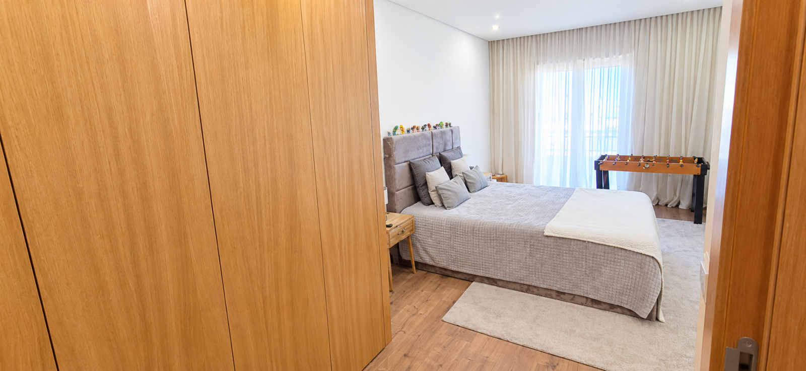 quarto-moderno-com-cama-e-matraquilhospng