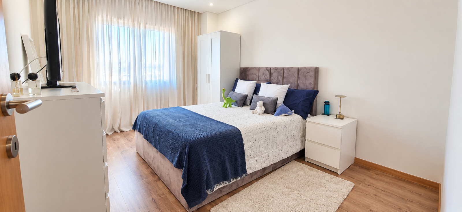 quarto-moderno-com-detalhes-azul-marinhopng