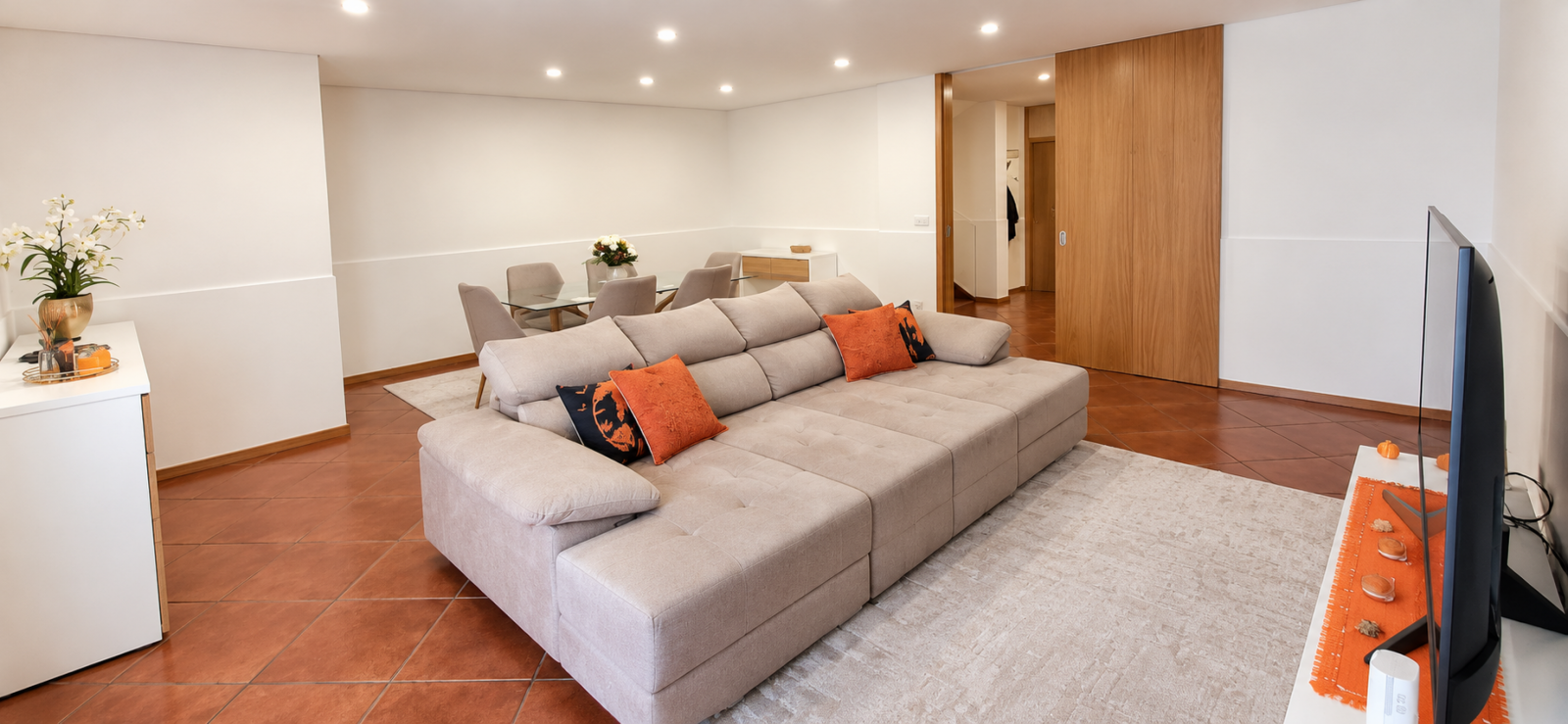 sala-contemporanea-com-sofa-e-detalhes-terracotapng
