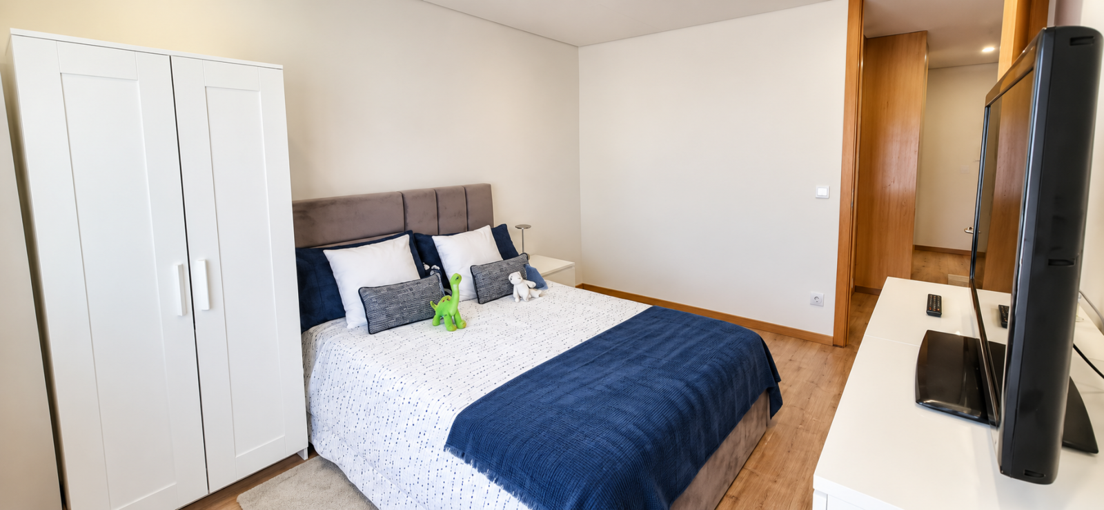 quarto-moderno-com-cama-e-peluchespng