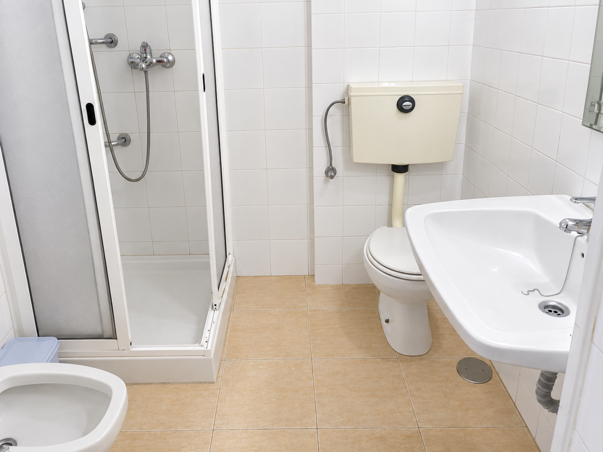 casa-de-banho-compacta-com-duche-e-loucas-brancaspng