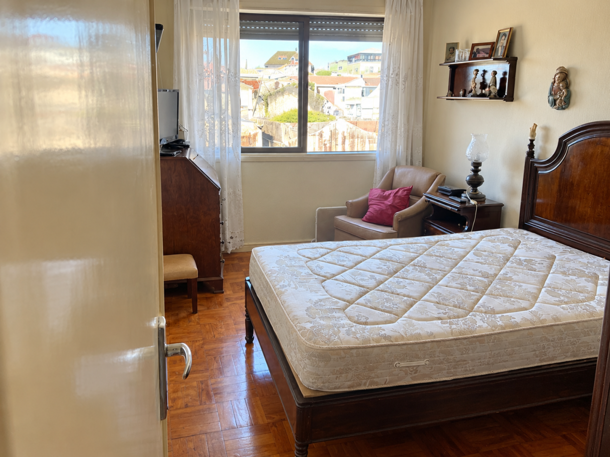 quarto-acolhedor-com-vista-urbanapng