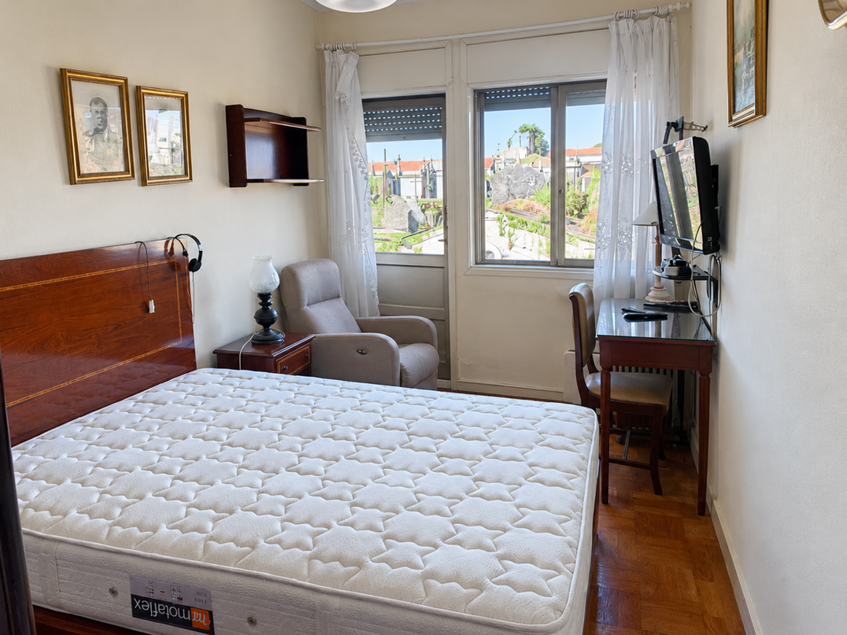 quarto-classico-luminoso-com-vista-exteriorpng