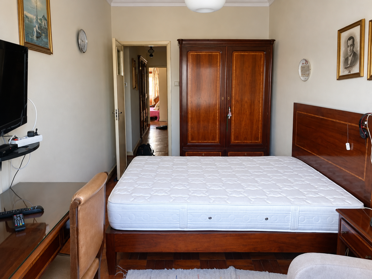 quarto-classico-com-cama-branca-e-armario-de-madeirapng