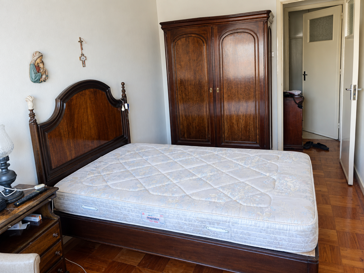 quarto-vintage-com-mobiliario-de-madeirapng