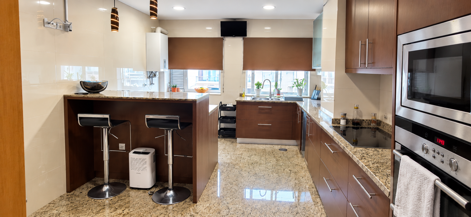 cozinha-moderna-iluminada-com-ilhapng