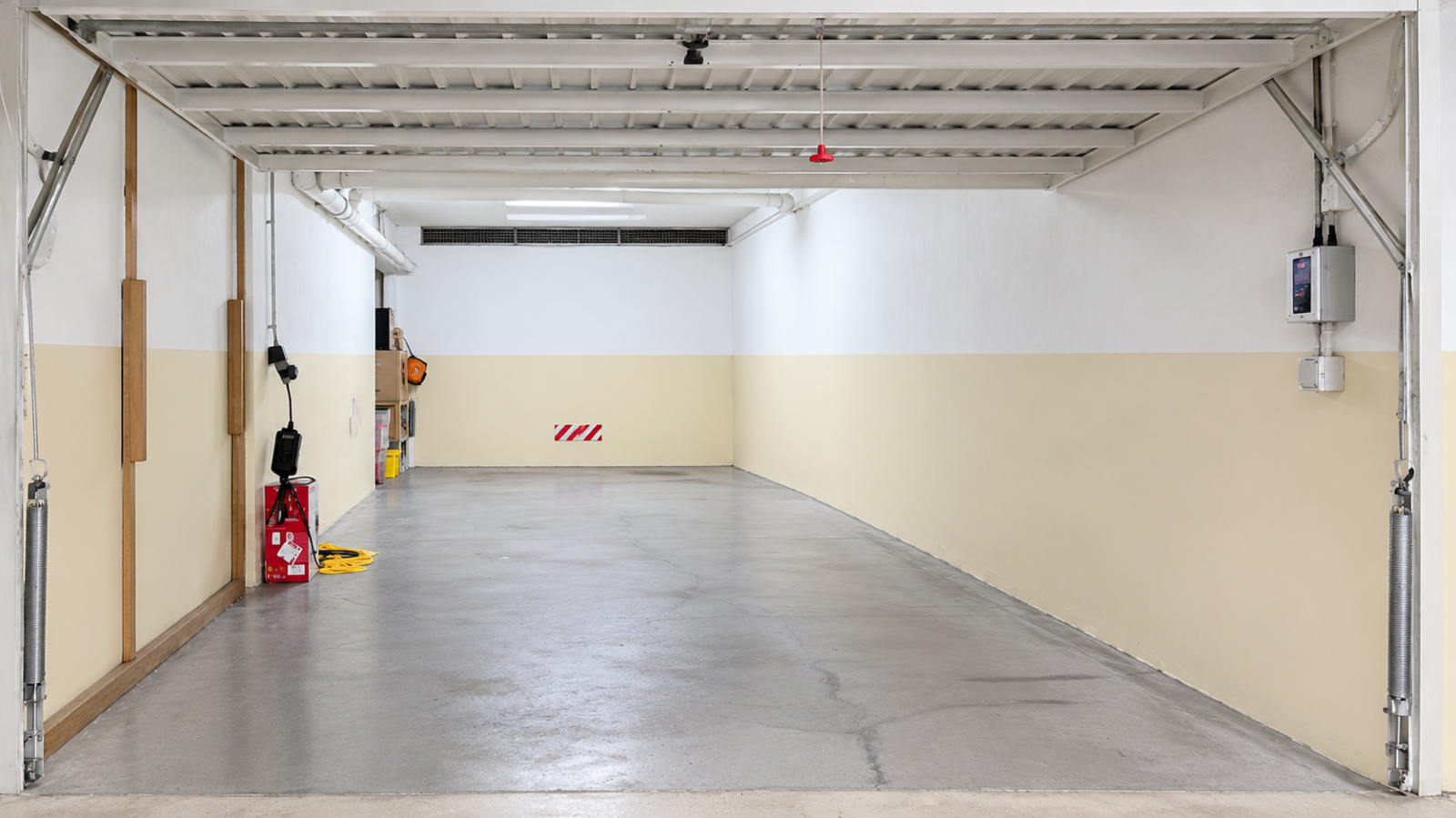 garagem-industrial-vazia-e-iluminadapng