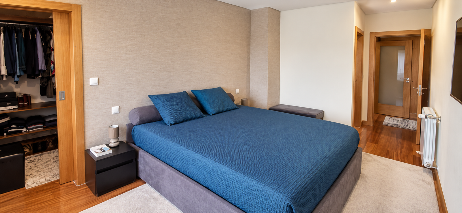 quarto-moderno-com-cama-azul-e-closetpng