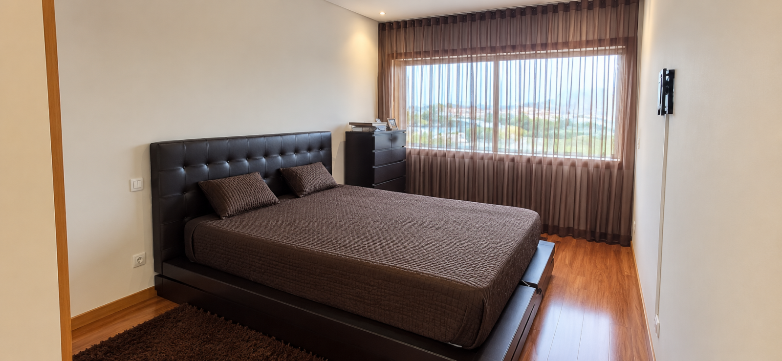 quarto-moderno-com-cama-e-janelapng