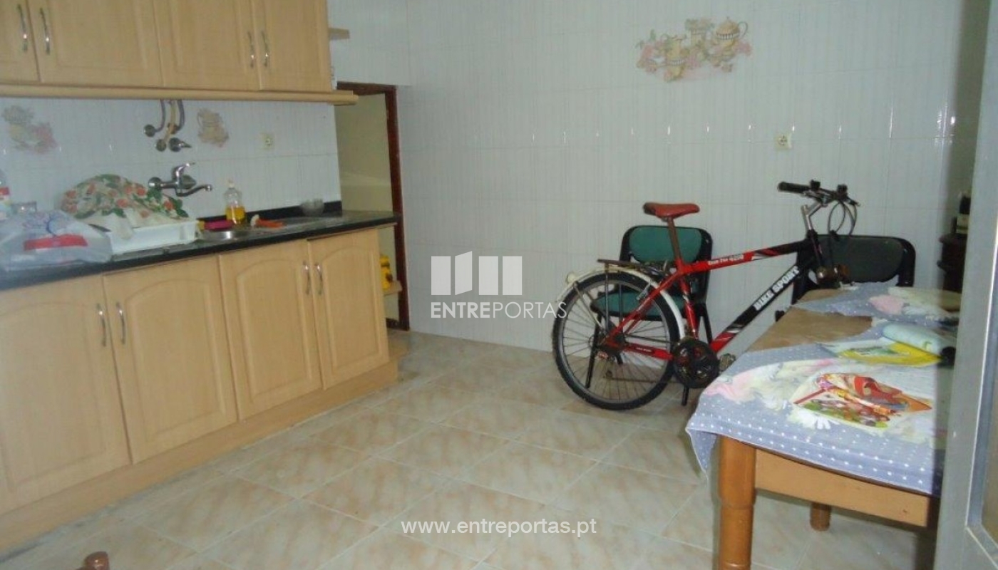 Venda de Moradia V2 para restauro, Amorim, Póvoa de Varzim